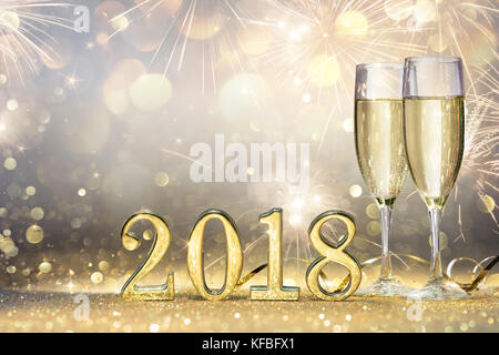 Nuovo anno 2018 - due flauti con champagne e Numeri golden Foto Stock