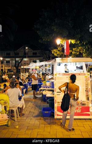 Polinesia francese, Tahiti. Roulotte carrelli di cibo durante la notte presso il molo nel centro cittadino di Papeete. Foto Stock