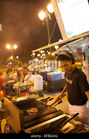 Polinesia francese, Tahiti. Roulotte carrelli di cibo durante la notte presso il molo nel centro cittadino di Papeete. Foto Stock