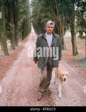 L'Italia, Verona, Gargagnago di Valpolicella, ritratto di Serego Alighieri a piedi con il suo cane nella sua Tenuta La Foresteria Serego Alighieri. Foto Stock