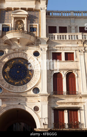 L'Italia, Venezia. La Torre dell'Orologio, Rinascimentale torre con orologio meccanico situato in Piazza San Marco. Foto Stock