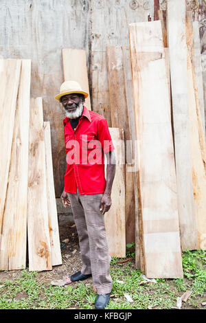 Giamaica, Port Antonio. Derrick "Johnny' Henry del Mento Band, il Jolly Boys. Foto Stock