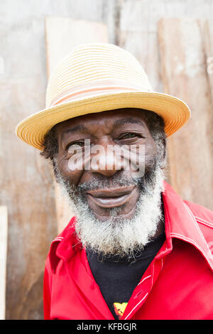 Giamaica, Port Antonio. Derrick "Johnny' Henry del Mento Band, il Jolly Boys. Foto Stock