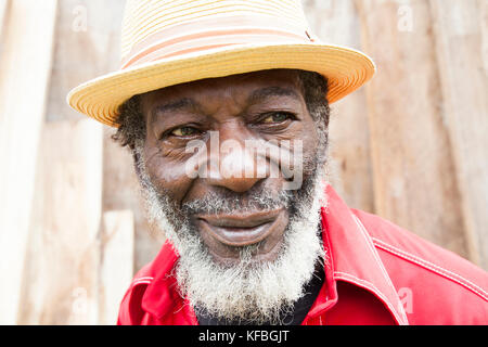 Giamaica, Port Antonio. Derrick "Johnny' Henry del Mento Band, il Jolly Boys. Foto Stock