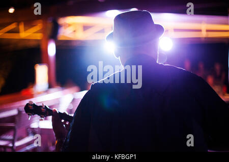 Giamaica, Port Antonio. Il Jolly Boys effettuando al bar Bush, Geejam Hotel. Foto Stock