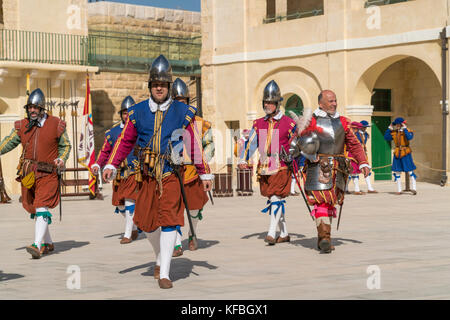 Soldaten bei der in guardia sfilata in historischen uniformen im fort st elmo, Valletta, Malta | soldati della rievocazione storica in guardia par Foto Stock