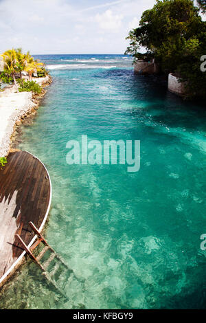 Giamaica, Oracabessa. Un ponte che conduce all'acqua a Goldeneye Hotel e Resort. Foto Stock