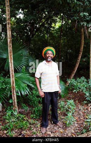 Giamaica, Oracabessa. Goldeneye Hotel e Resort. Ritratto di taxi driver. Foto Stock