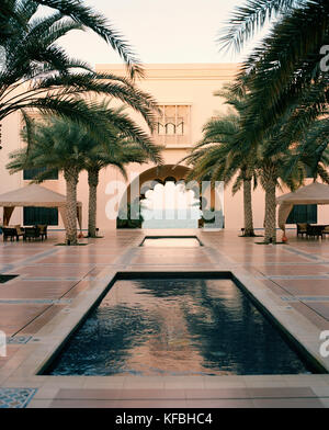 OMAN, Moscato, fontana piscine a Barr Al Jissah Resort and Spa con il mare in background Foto Stock