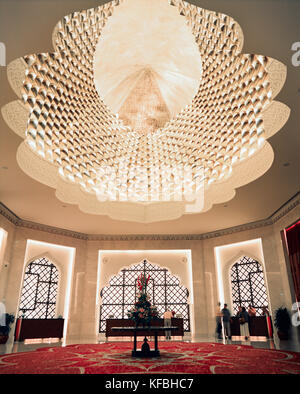 OMAN, Moscato, persone in piedi nella lobby a Barr Al Jissah Resort and Spa Foto Stock
