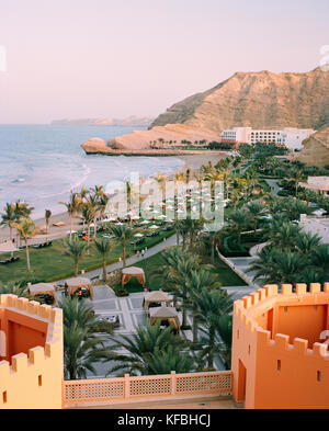 OMAN, Moscato, Barr Al Jissa Resort and Spa e dalla spiaggia, vista in elevazione Foto Stock