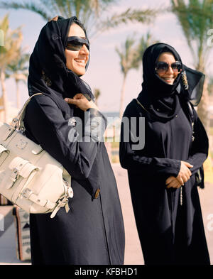OMAN, Barr Al Jissa Resort e Spa, le donne musulmane in abbigliamento tradizionale, sorridente Foto Stock