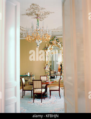 RUSSIA, MOSCA, guardando all'interno di una delle camere presso l'Hotel Nazionale. Foto Stock