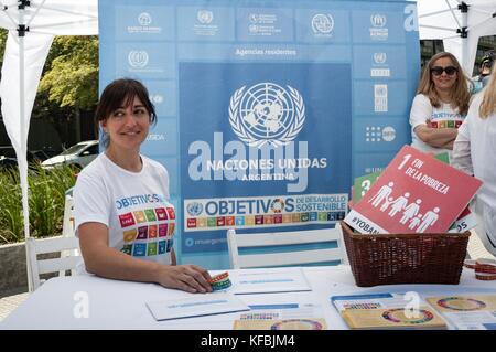 25 ottobre 2017 - Ciudad Autonoma De Buenos Aires, Argentina - 25 ottobre 2017 - Ciudad Autonoma de Buenos Aires, Argentina - 17 obiettivi per trasformare il nostro mondo. Nel 2015, l'ONU ha approvato Agenda 2030 sullo sviluppo sostenibile, un'opportunità per i paesi e le loro società di intraprendere un nuovo percorso per migliorare la vita di tutti, senza lasciare indietro nessuno. L'Agenda ha 17 obiettivi di sviluppo sostenibile, che vanno dall'eliminazione della povertà alla lotta contro il cambiamento climatico, l'istruzione, la parità delle donne, la protezione ambientale e lo sviluppo sostenibile. design delle nostre città. (Immagine di credito: © Maximiliano RAM Foto Stock