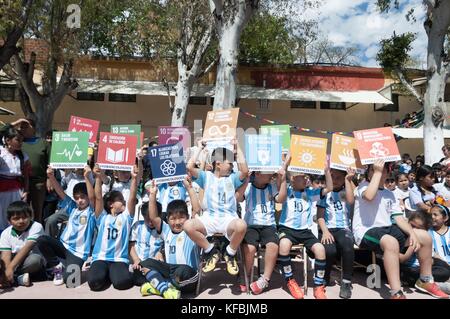 25 ottobre 2017 - Ciudad Autonoma De Buenos Aires, Argentina - 25 ottobre 2017 - Ciudad Autonoma de Buenos Aires, Argentina - 17 obiettivi per trasformare il nostro mondo. Nel 2015, l'ONU ha approvato Agenda 2030 sullo sviluppo sostenibile, un'opportunità per i paesi e le loro società di intraprendere un nuovo percorso per migliorare la vita di tutti, senza lasciare indietro nessuno. L'Agenda ha 17 obiettivi di sviluppo sostenibile, che vanno dall'eliminazione della povertà alla lotta contro il cambiamento climatico, l'istruzione, la parità delle donne, la protezione ambientale e lo sviluppo sostenibile. design delle nostre città. (Immagine di credito: © Maximiliano RAM Foto Stock