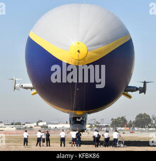 Long Beach, California, Stati Uniti. 26 ottobre 2017. Una vista ravvicinata all'esterno e all'interno del nuovo Goodyear Blimp Wingfoot Two mentre sorvola Long Beach e atterra all'aeroporto di Long Beach giovedì. Il nuovo blimp completa i suoi 2.600 km dopo un viaggio inaugurale di 10 stati da Akron, Ohio, dove è stato costruito, alla sua nuova casa a Los Angeles. Crediti: ZUMA Press, Inc./Alamy Live News Foto Stock