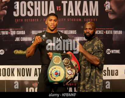 Università di Cardiff, Cardiff, Galles, nel Regno Unito il 26 ottobre 2017, mondo peso elevato titolo di lotta. Premere il tasto Conferenza Anthony Joshua MBE V Carlos Takam Joshua indossando la maglia nera Credit Huw Fairclough/Alamy News Foto Stock