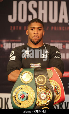 Università di Cardiff, Cardiff, Galles, nel Regno Unito il 26 ottobre 2017, mondo peso elevato titolo di lotta. Premere il tasto Conferenza Anthony Joshua MBE V Carlos Takam Joshua indossando la maglia nera Credit Huw Fairclough/Alamy News Foto Stock