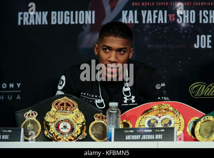 Università di Cardiff, Cardiff, Galles, nel Regno Unito il 26 ottobre 2017, mondo peso elevato titolo di lotta. Premere il tasto Conferenza Anthony Joshua MBE V Carlos Takam Joshua indossando la maglia nera Credit Huw Fairclough/Alamy News Foto Stock