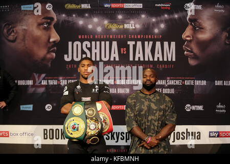 Università di Cardiff, Cardiff, Galles, nel Regno Unito il 26 ottobre 2017, mondo peso elevato titolo di lotta. Premere il tasto Conferenza Anthony Joshua MBE V Carlos Takam Joshua indossando la maglia nera Credit Huw Fairclough/Alamy News Foto Stock