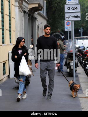 Milano, Andrea ranocchia a passeggio con la moglie Giulia il difensore ex nazionale italiana lo scorso anno ha giocato in Inghilterra nell' hull city, quest'anno Ã¨ tornato all' inter. eccolo a spasso per le vie del centro, insieme alla moglie Giulia lucarini che ha sposato in estate, e con loro il canna inseparabile amico portafortuna di Giulia. Foto Stock