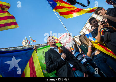 Barcellona, Spagna. 26 ott 2017. barcelona, Spagna-ottobre 26, 2017: ndependence e Repubblica di catalunya, ille gli studenti hanno marciato nel centro di sostenere l'indipendenza catalana e Repubblica di Catalunya. Il governo di catalunya dopo un giorno occupato è in attesa per la decisione del governo spagnolo di applicare l'articolo 155 della costituzione, una misura drastica che sospendere l'autonomia della Catalogna a Barcellona Spagna credito: Stefano guidi/zuma filo/alamy live news Foto Stock