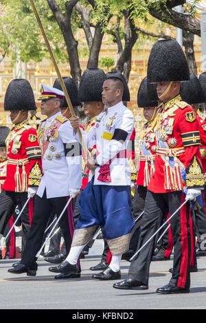 Bangkok, Thailandia. 27 ottobre 2017. Sua Maestà il re Maha Vajiralongkorn Bodindradebayavarangkun della Thailandia (II L) partecipa alla cerimonia per il trasferimento delle reliquie reali e dell'urna funeraria reale dal Royal Crematorium al Grand Palace. Crediti: ZUMA Press, Inc./Alamy Live News Foto Stock