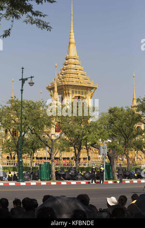 Bangkok, Thailandia. 27 ottobre 2017. Migliaia di thailandesi attendono l'inizio della cerimonia per spostare le reliquie reali e l'urna funeraria reale dal Royal Crematorium al Grand Palace. Il popolo thailandese saluta definitivamente il suo amato re Bhumibol Adulyadej in un'elaborata cerimonia funebre di cinque giorni. Crediti: ZUMA Press, Inc./Alamy Live News Foto Stock