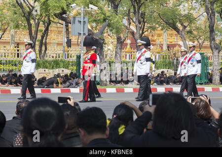 Bangkok, Thailandia. 27 ottobre 2017. Prayut Chan-o-cha, primo ministro della Thailandia (L) partecipa insieme ai funzionari governativi alla cerimonia per spostare le reliquie reali e l'urna funeraria reale dal Royal Crematorium al Grand Palace. I thailandesi salutano definitivamente il loro amato re Bhumibol Adulyadej in un'elaborata cerimonia funebre di cinque giorni. Crediti: ZUMA Press, Inc./Alamy Live News Foto Stock