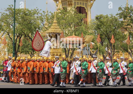 Bangkok, Thailandia. 27 ottobre 2017. L'urna funeraria reale del defunto re Bhumibol Adulyadej viene portata durante la cerimonia per spostare le reliquie reali e l'urna funeraria reale dal Royal Crematorium al Grand Palace. Il popolo thailandese saluta il suo amato re in un'elaborata cerimonia funebre di cinque giorni. Crediti: ZUMA Press, Inc./Alamy Live News Foto Stock