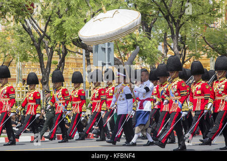 Bangkok, Thailandia. 27 ottobre 2017. Sua Maestà il re Maha Vajiralongkorn Bodindradebayavarangkun della Thailandia (C) partecipa alla cerimonia per spostare le reliquie reali e l'urna funeraria reale dal Royal Crematorium al Grand Palace. Crediti: ZUMA Press, Inc./Alamy Live News Foto Stock