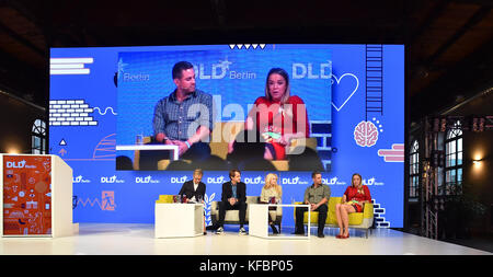 BERLINO/GERMANIA - OTTOBRE 26: (l-r) Inga Griese (ICON/Die Welt) modera una tavola rotonda con Frederic Court (Felix Capital), Delia Fischer (Westwing), Ben Fishman (m.. Gemi) e Marina Hoermanseder (Designer) durante la conferenza DLD (Digital Life Design) a Berlino, BOLLE Festsäle. Copyright: Picture Alliance per DLD/Kai-Uwe Wärner | utilizzo in tutto il mondo Foto Stock