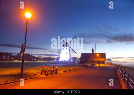 Lytham St Annes, Lancashire, Regno Unito Meteo. 27th Ottobre 2017. Un inizio luminoso ma freddo al giorno con tutta la nebbia o macchie di nebbia che si liberano per lasciare una fine, giorno con incantesimi di sole. Il sole sorge e illumina i cieli dietro il mulino a vento a LED della Torre. Lytham Windmill si trova sul Green nella cittadina costiera di Lytham St Annes, Lancashire, Inghilterra. È del tipo noto come mulino a torre ed è stato progettato per macinare grano e avena per produrre farina o crusca. Credit; MediaWorldImages/AlamyLiveNews Foto Stock