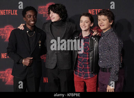 Los Angeles, Stati Uniti. 26 Ottobre 2017. Caleb McLaughlin, Finn Wolfhard, Noah Schnapp e Gaten Matarazzo 027 arriva alla prima della Stagione 2 "tranger Things" di Netflix al Regency Bruin Theatre il 26 ottobre 2017 a Los Angeles, California Credit: Tsuni / USA/Alamy Live News Foto Stock