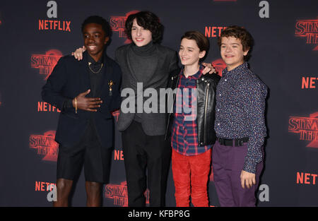 Los Angeles, Stati Uniti. 26 Ottobre 2017. Caleb McLaughlin, Finn Wolfhard, Noah Schnapp e Gaten Matarazzo 028 arriva alla prima della Stagione 2 "tranger Things" di Netflix al Regency Bruin Theatre il 26 ottobre 2017 a Los Angeles, California Credit: Tsuni / USA/Alamy Live News Foto Stock