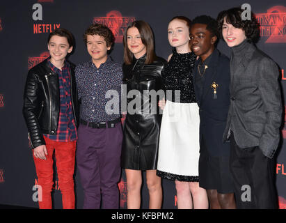 Los Angeles, Stati Uniti d'America. 26 ott 2017. sadie lavello, gaten matarazzo, millie BOBBY BROWN, Noè schnapp, finn wolfhard, joe keery 022 arriva alla premiere di Netflix del "tranger cose' stagione 2 al Regency bruin theatre su ottobre 26, 2017 a Los Angeles, california credit: tsuni / usa/alamy live news Foto Stock