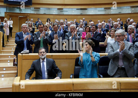 Madrid, Spagna. 27 ott 2017. Partido popular senatori applaudire la Spagna il primo ministro Mariano Rajoy dopo il suo discorso durante una sessione speciale per passare il 155 Articolo in Catalogna al senato spagnolo a Madrid, venerdì 27, ottobre 2017. Credito: gtres información más comuniación sulla linea, s.l./alamy live news Foto Stock