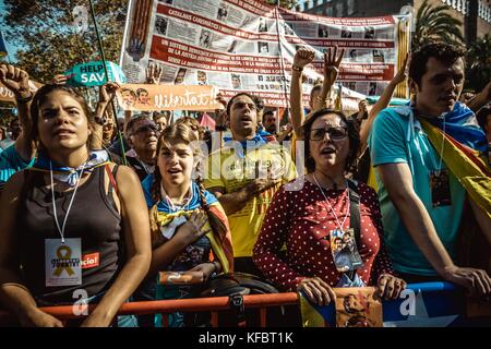 Barcellona, Spagna. 27 ottobre 2017. I separatisti catalani gridano slogan mentre protestano al di fuori del Parlamento catalano in attesa di una sessione plenaria per valorizzare l'applicazione dell'articolo 155 della costituzione spagnola da parte del governo centrale spagnolo con l'obiettivo di tornare alla "legalità e normalità istituzionale" in Catalogna credito: Matthias Oesterle/Alamy Live News Foto Stock