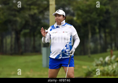 Kuala Lumpur, Malesia. 27 ott 2017. shanshan feng di Cina celebra dopo il completamento durante il giorno due di Sime Darby lpga malaysia a tpc a Kuala Lumpur il 27 ottobre 2017 in Malesia. Credito: Chris jung/zuma filo/alamy live news Foto Stock