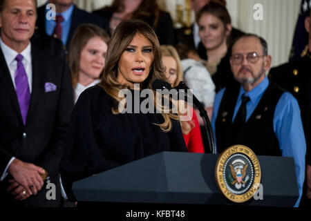 La prima signora Melania Trump parla di combattere la domanda di droga e la crisi degli oppioidi nella stanza orientale della Casa Bianca Giovedi 26th ottobre 2017 a Washington, DC Credit: Alex Edelman/CNP /MediaPunch Foto Stock