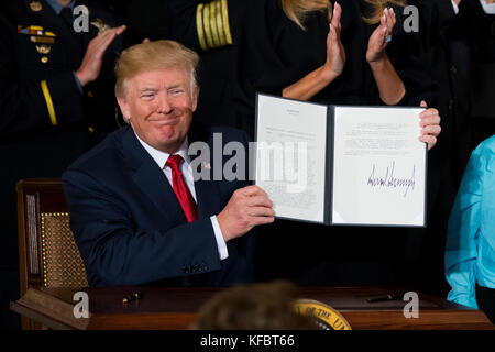 Il presidente degli Stati Uniti Donald J. Trump ha siglato un memorandum presidenziale che dichiara la crisi degli oppioidi un'emergenza sanitaria nazionale nella sala orientale della Casa Bianca giovedì 26th ottobre 2017 a Washington, DC Credit: Alex Edelman/CNP /MediaPunch Foto Stock