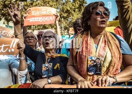 Barcellona, Spagna. 27 ottobre 2017. I separatisti catalani gridano slogan mentre protestano al di fuori del Parlamento catalano in attesa di una sessione plenaria per valorizzare l'applicazione dell'articolo 155 della costituzione spagnola da parte del governo centrale spagnolo con l'obiettivo di tornare alla "legalità e normalità istituzionale" in Catalogna credito: Matthias Oesterle/Alamy Live News Foto Stock