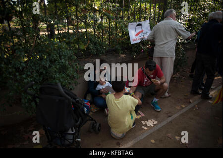 Barcellona, Catalogna. 27 ottobre 2017. Una famiglia gioca in attesa dell'evento storico della dichiarazione unilaterale di indipendenza. Credit: Charlie Perez/Alamy Live News Foto Stock