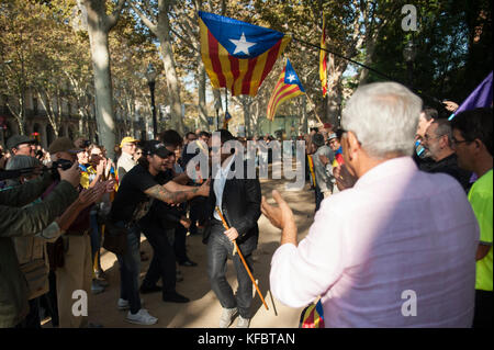 Barcellona, Catalogna. 27 ottobre 2017. La gente riunita alle porte del Parlamento catalano plaude all'arrivo dei sindaci di quasi tutti i comuni della Catalogna.Credit: Charlie Perez/Alamy Live News Foto Stock