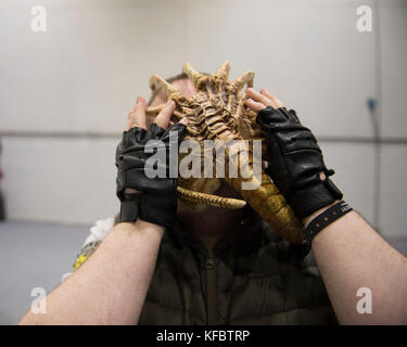 ExCel, London, Regno Unito. 27 ottobre, 2017. Ventilatori e cosplayers arrivare per la trafficata primo giorno della MCM London Comic Con, l'evento viene eseguito dal 27 - 29 Ottobre. Credito: Malcolm Park/Alamy Live News. Foto Stock