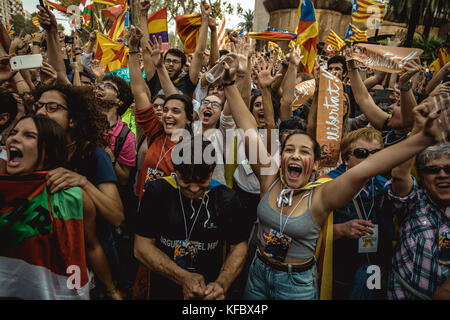 Barcellona, Spagna. 27 ottobre 2017: I separatisti catalani reagiscono mentre il Parlamento catalano vota l'indipendenza della Catalogna credito: Matthias Oesterle/Alamy Live News Foto Stock