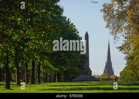 Hyde park, london, Regno Unito. 27 ottobre, 2017. una vista verso il protocollo SPEKE obelisco in Kensington Gardens. Da una serie di scene di autunno in una giornata di sole in Hyde Park, Londra. photo Data: venerdì, 27 ottobre 2017. foto: roger garfield/alamy live news Foto Stock