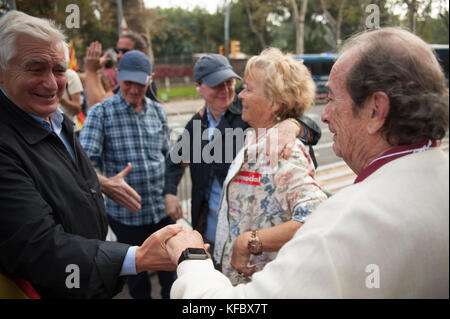 Barcellona, Spagna. 27 Ott 2017. I cittadini riuniti alle porte del parlament Catalano sono lieti di conoscere i risultati positivi del voto per l'indipendenza. Credit: Charlie Perez/Alamy Live News Foto Stock