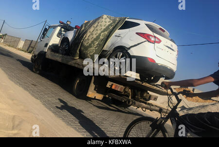 27 ottobre 2017 - Nuseirat, striscia di Gaza, territorio palestinese - una foto scattata il 27 ottobre 2017 mostra un direttore generale per il trasporto di camion delle forze di sicurezza interne Tawfeeq Abu Naeem, dopo che è esploso, nella striscia centrale di Gaza. Il capo delle forze di sicurezza di Hamas nella striscia di Gaza è stato ferito un giorno prima quando la sua auto è esplosa in quello che il ministero degli interni di Hamas ha definito ''un fallito tentativo di assassinio (immagine di credito: © Atia Darwish/APA Images via ZUMA Wire) Foto Stock