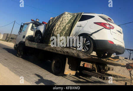 27 ottobre 2017 - Nuseirat, striscia di Gaza, territorio palestinese - una foto scattata il 27 ottobre 2017 mostra un direttore generale per il trasporto di camion delle forze di sicurezza interne Tawfeeq Abu Naeem, dopo che è esploso, nella striscia centrale di Gaza. Il capo delle forze di sicurezza di Hamas nella striscia di Gaza è stato ferito un giorno prima quando la sua auto è esplosa in quello che il ministero degli interni di Hamas ha definito ''un fallito tentativo di assassinio (immagine di credito: © Atia Darwish/APA Images via ZUMA Wire) Foto Stock